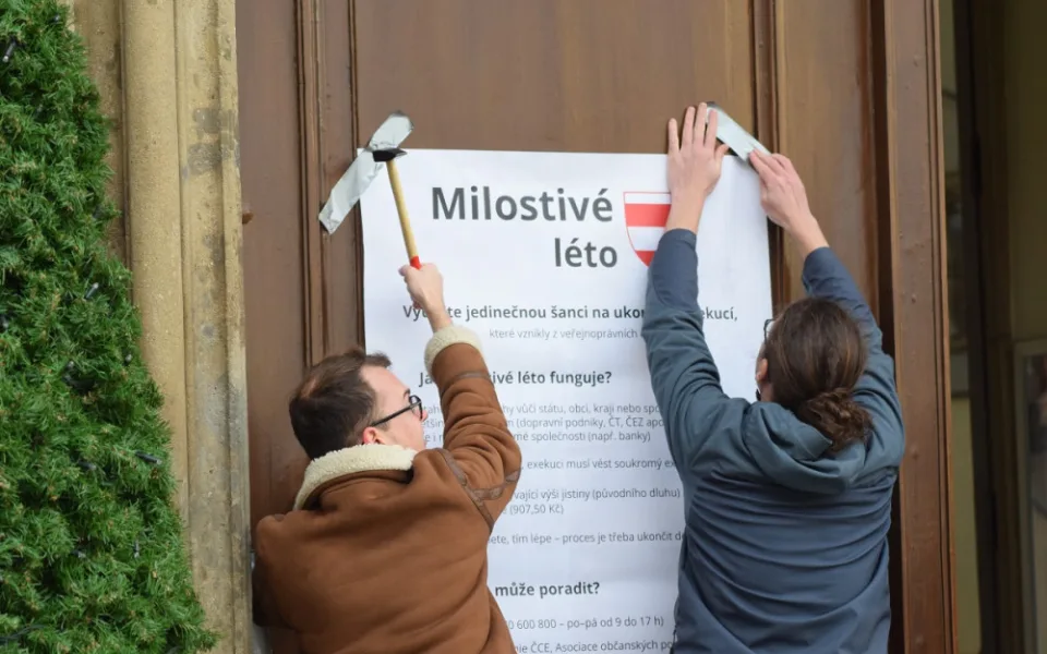 Brno se nezajímá o dlužníky, vadí studentům. Vystoupili před magistrátem