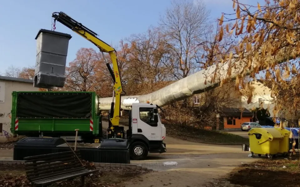 Polopodzemní kontejnery.