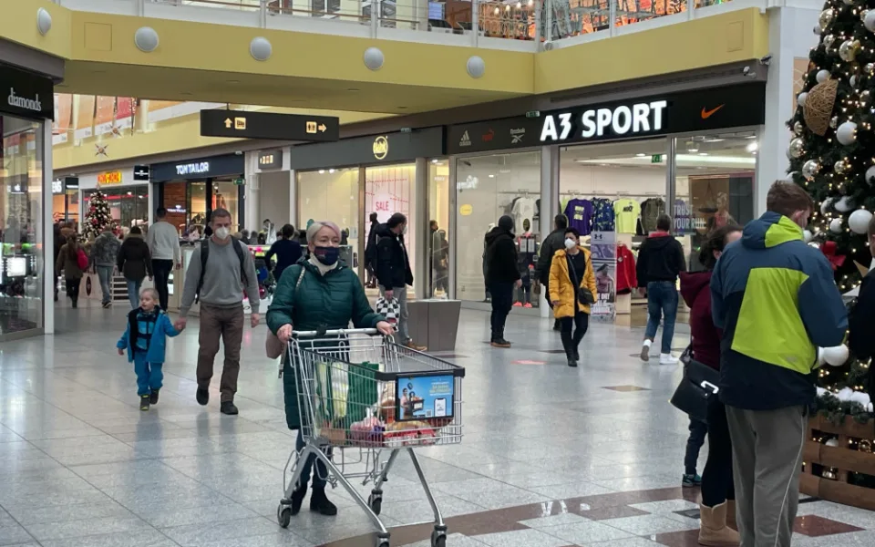 Brňané berou útokem obchodní centra, narychlo shánějí dárky, potraviny i vakcínu