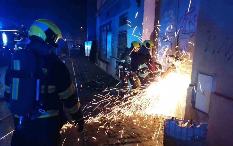 Hasiči na Nový rok likvidovali požár v Brně. Do budovy vnikli násilím