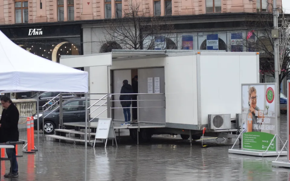 Místo vánočních stánků očkovací kamion. Neziskovka očkuje přímo na náměstí Svobody