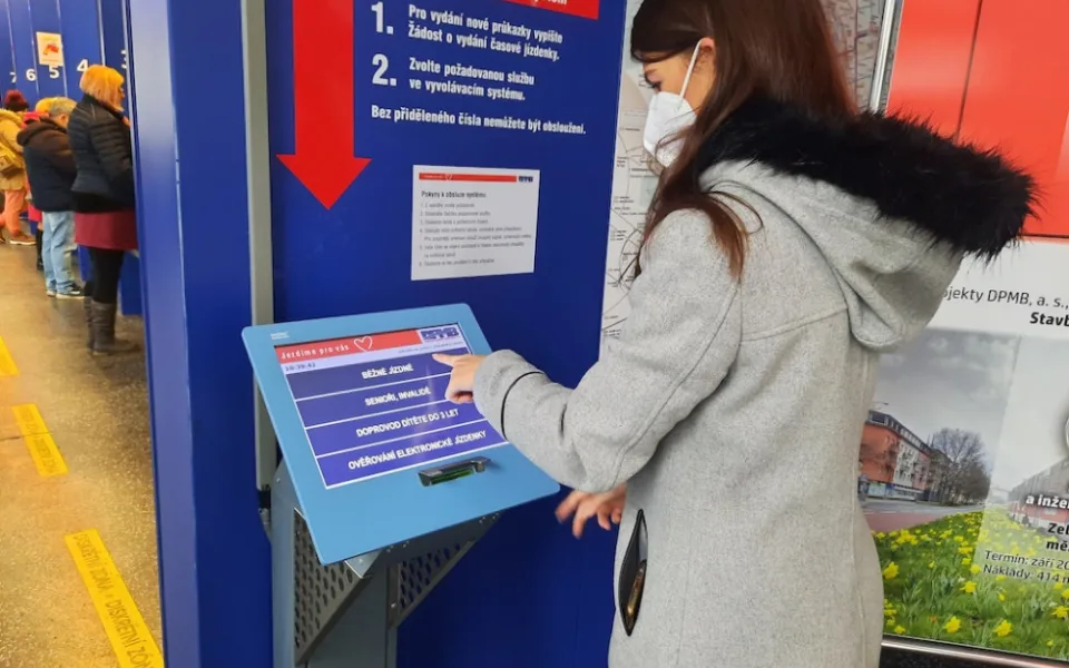 V Brně definitivně odzvonilo papírovým šalinkartám. Lidé si je mění za elektronické