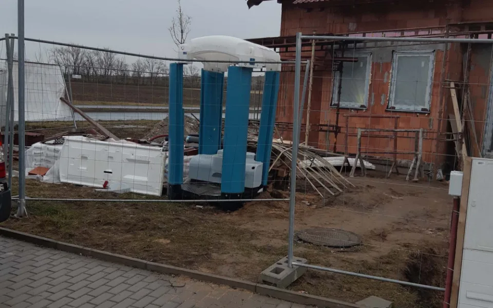Vandal na Brněnsku naštval dělníky, rozložil jim mobilní toaletu