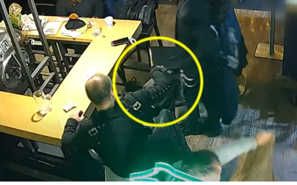 Hledaný muž se zavazadlem.