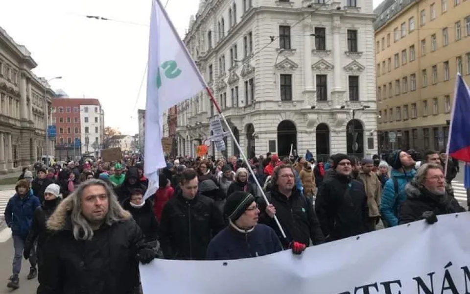 Centrem Brna pochodovali odpůrci očkování