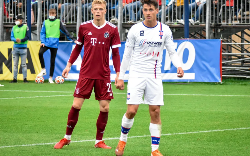Útočník Jan Silný (v bílém)
