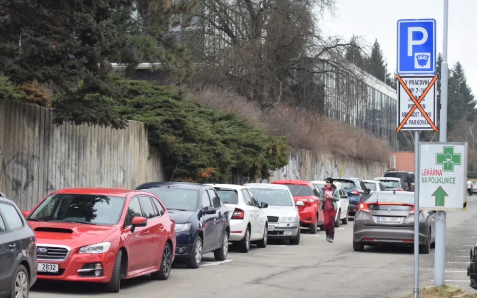 V Brně řidiči zaplatí za parkování na Halasově náměstí. Má to zlepšit dostupnost polikliniky
