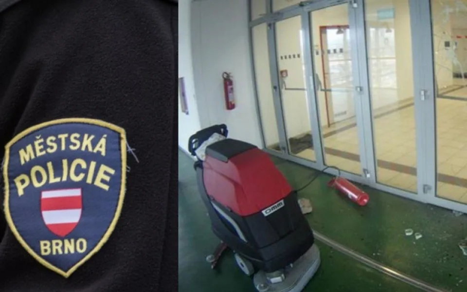 Poničené dveře.