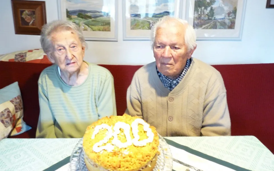 Manželé Bělíkovi při oslavě dosažení společného věku 200 let.