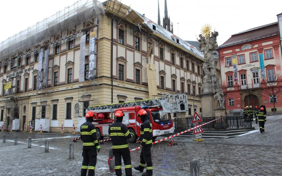 Sněhová bouře v Brně smetla lešení z budovy muzea na Zelném trhu