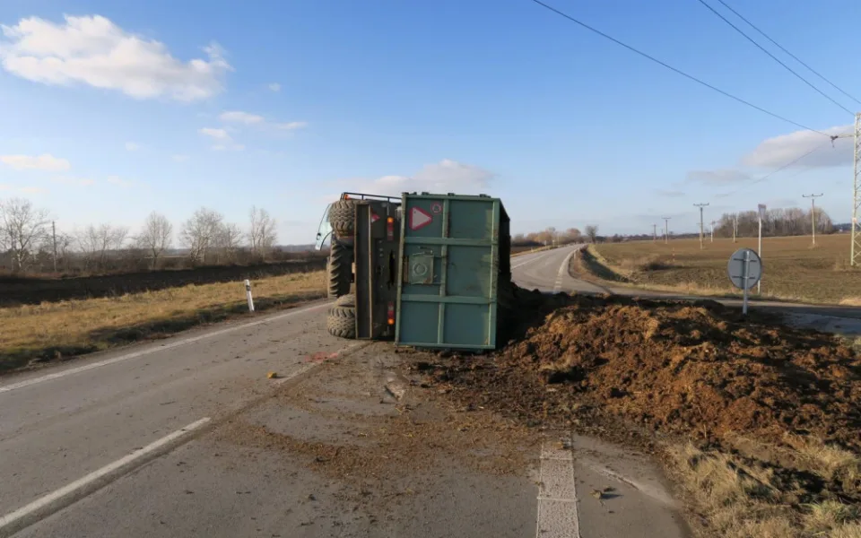 Bílé auto nedalo přednost jihomoravskému traktoristovi. Ten zasypal silnici hnojem
