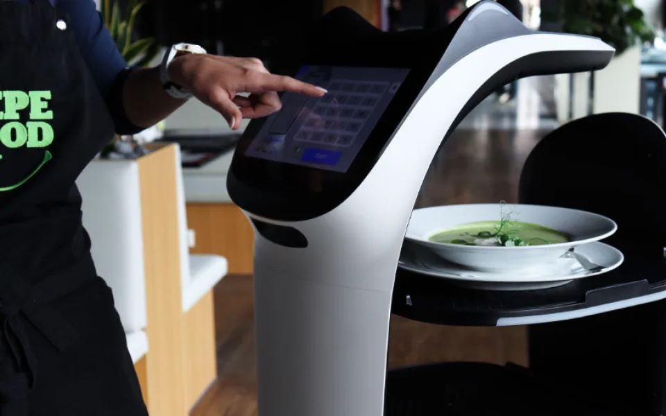 Brno má restauraci, kde obsluhuje robot. Jmenuje se Bella a mluví plynně česky.