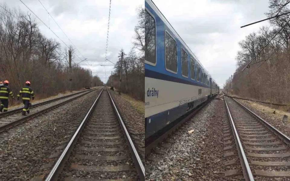 Vlak na Břeclavsku zastavil spadlý strom. Cestující musejí ve vagonech bez proudu hodiny čekat na evakuaci