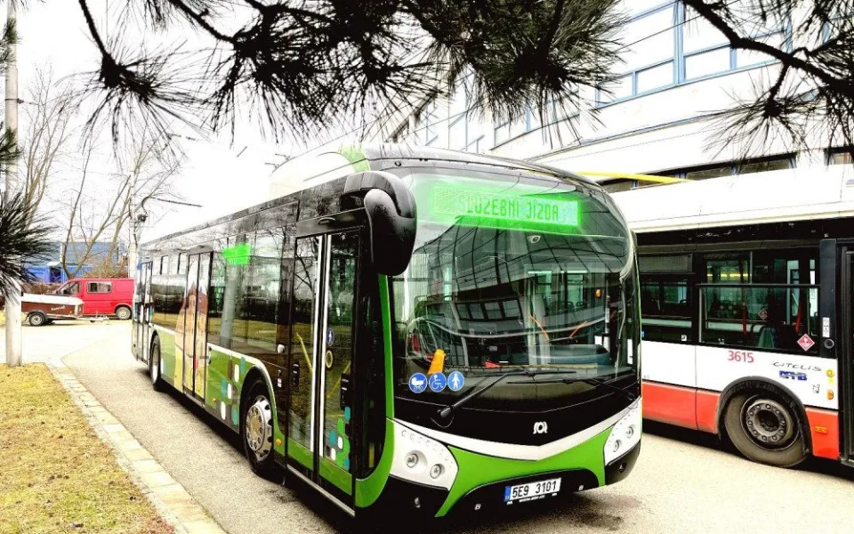 Zapůjčený elektrobus.