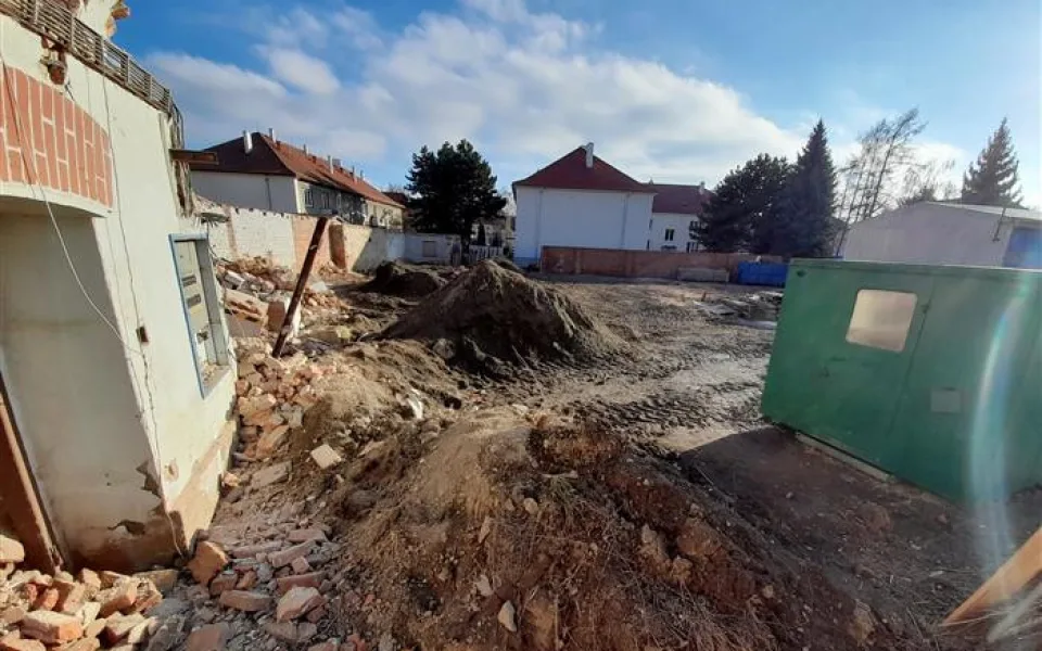 Areál, kde probíhá demolice