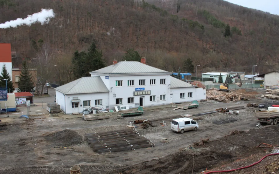 Adamov je bez kolejí i nádraží. Vlaková trať z Blanska do Brna se rekonstruuje