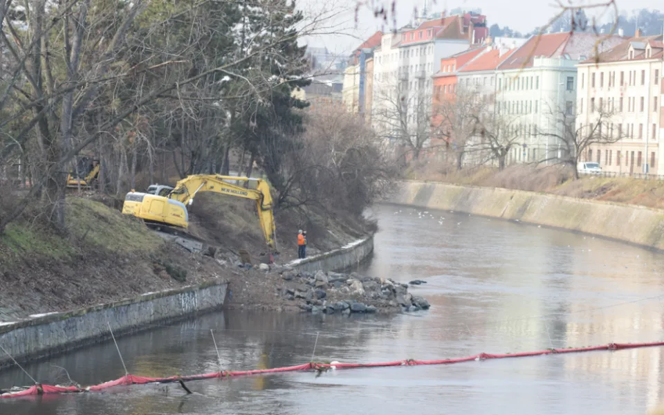 Dopravní komplikace v Brně. U nábřeží Svratky čeká na řidiče omezení,  zavřou se chodníky a cyklostezky 