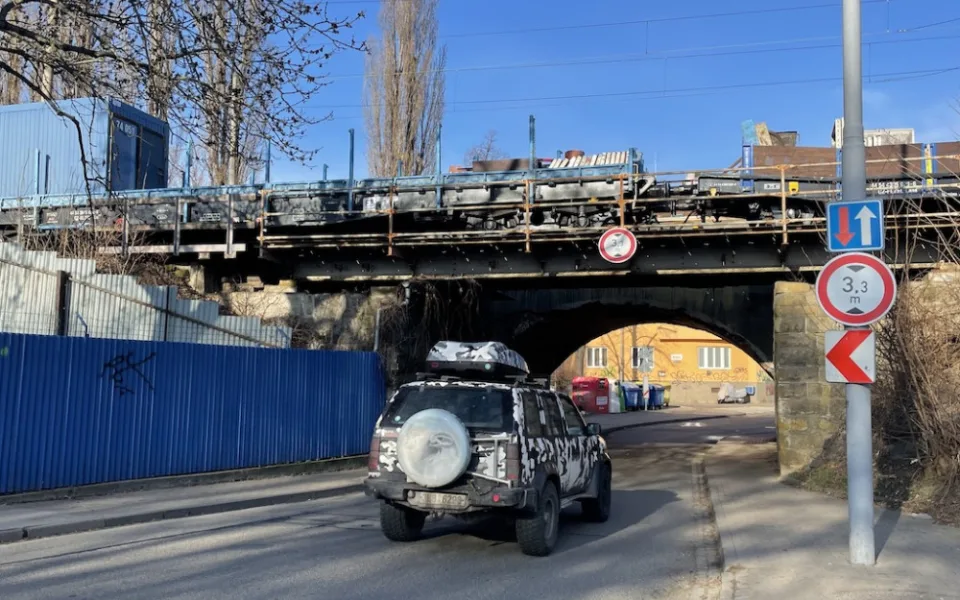 V brněnských Židenicích už nebude těsno pod železničními mosty, začala jejich oprava