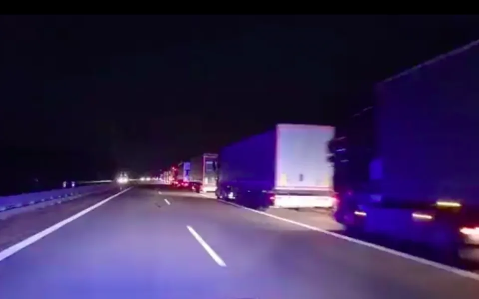 Provoz na D2 nadále komplikují protestující dopravci ze Slovenska