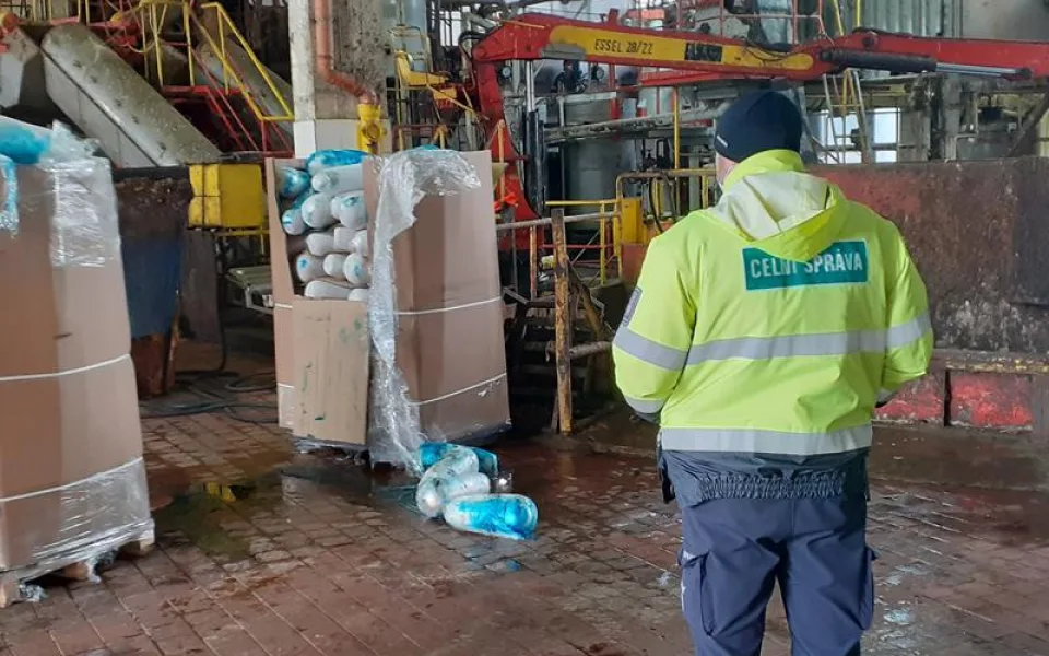 Do Česka mířilo deset tun zteplalého kebabu. Přivezl jej polský kamion