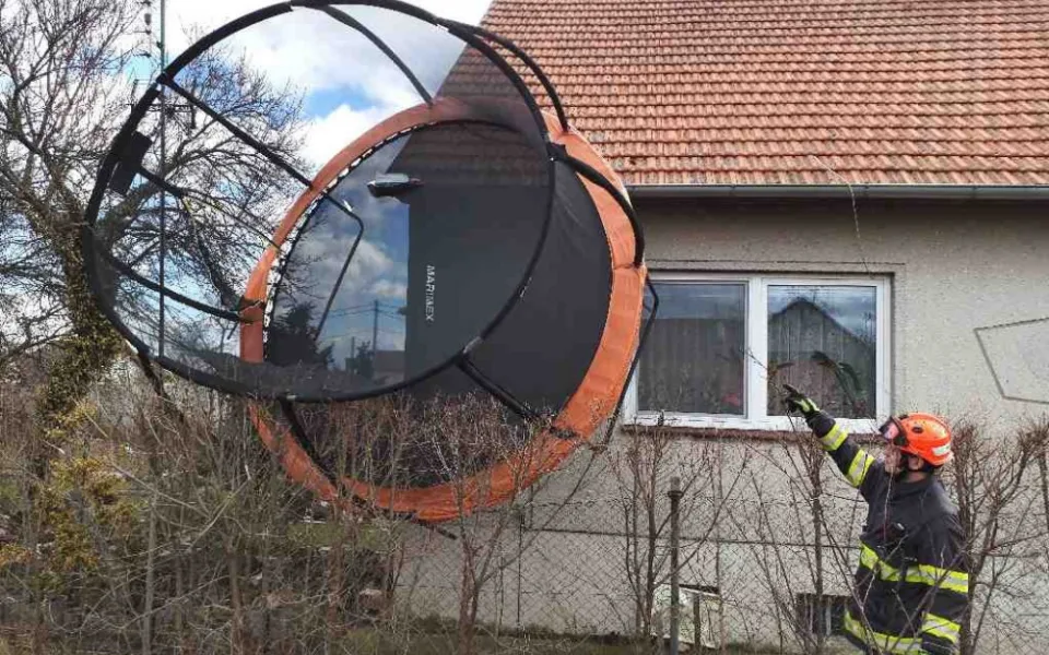 Na jižní Moravu dorazil silný vítr. Tisíce odběratelů jsou bez elektřiny
