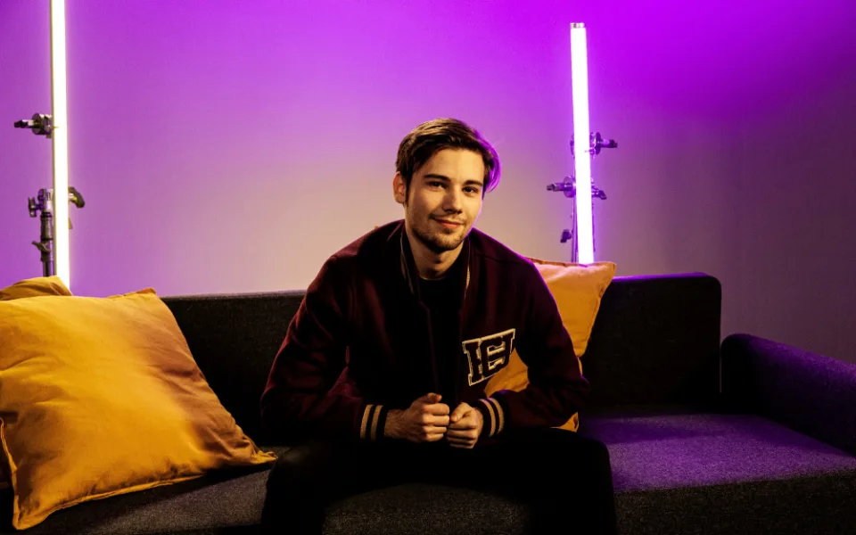 TBH řeší problémy mladých, o kterých se dostatečně nemluví, říká o novém seriálu herec Jiří Hába. Zdroj: Česká televize