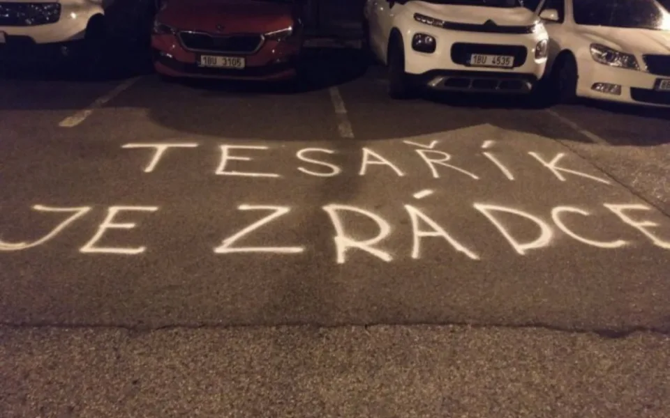 Odpůrci vládních opatření zaútočili na lidoveckého poslance nenávistným nápisem