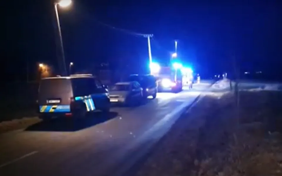 Senioři si vyšli po silnici v tmavém oblečení. Jeden nepřežil srážku s autem