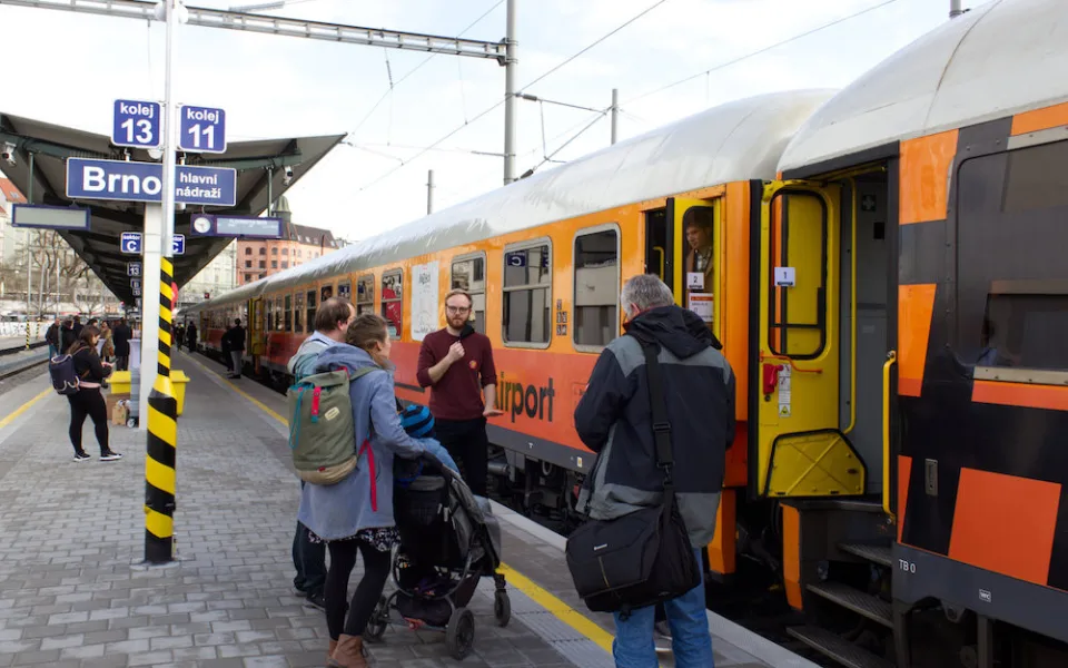 Brno vyslalo historicky první vlak, který dojede až na vídeňské letiště