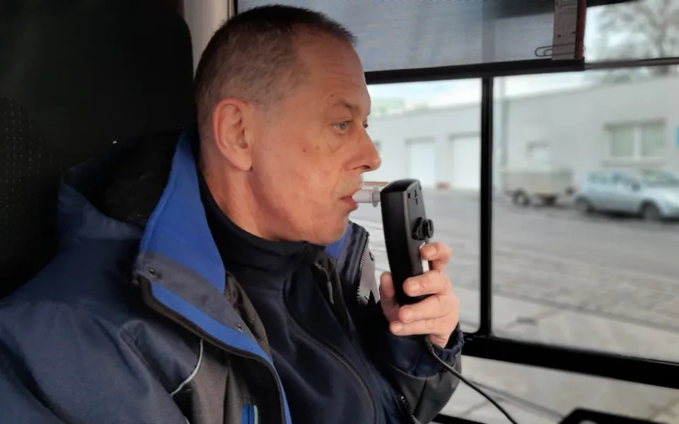 Brněnští autobusáci si před jízdou dýchnou do nových alkotesterů