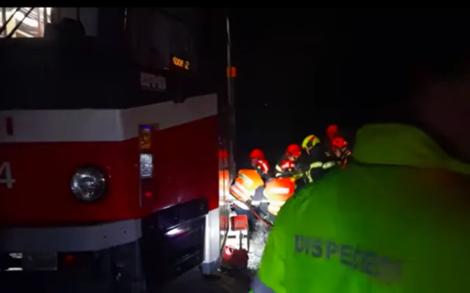 Důchodce v Brně srazila šalina, zůstal pod ní zaklíněný