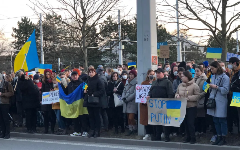 Před ruským konzulátem se sešli protestující