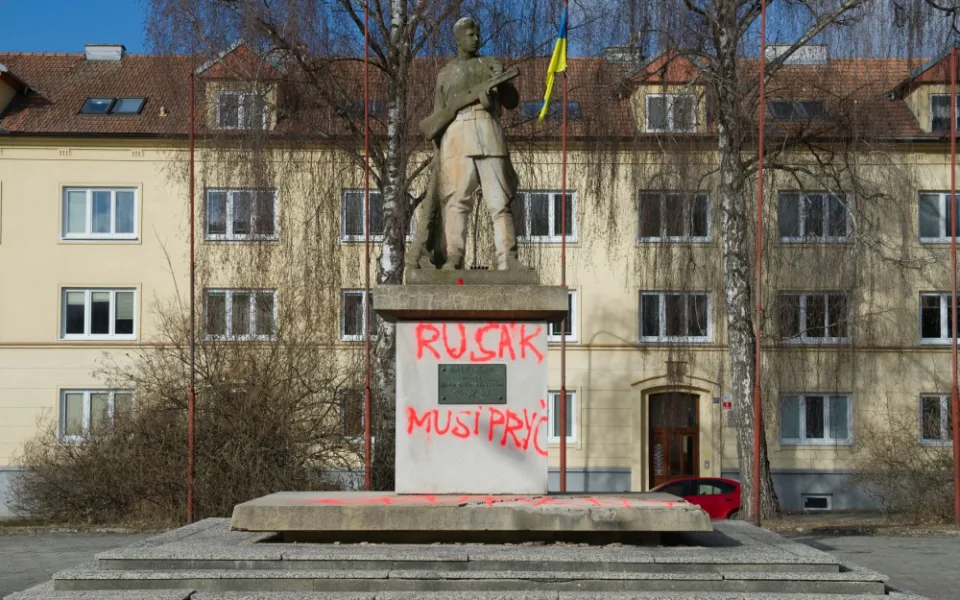 Poškozená socha v Kuřimi