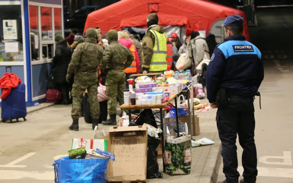 Ukrajinské ženy a děti čekají na hranicích s EU v mrazech desítky hodin