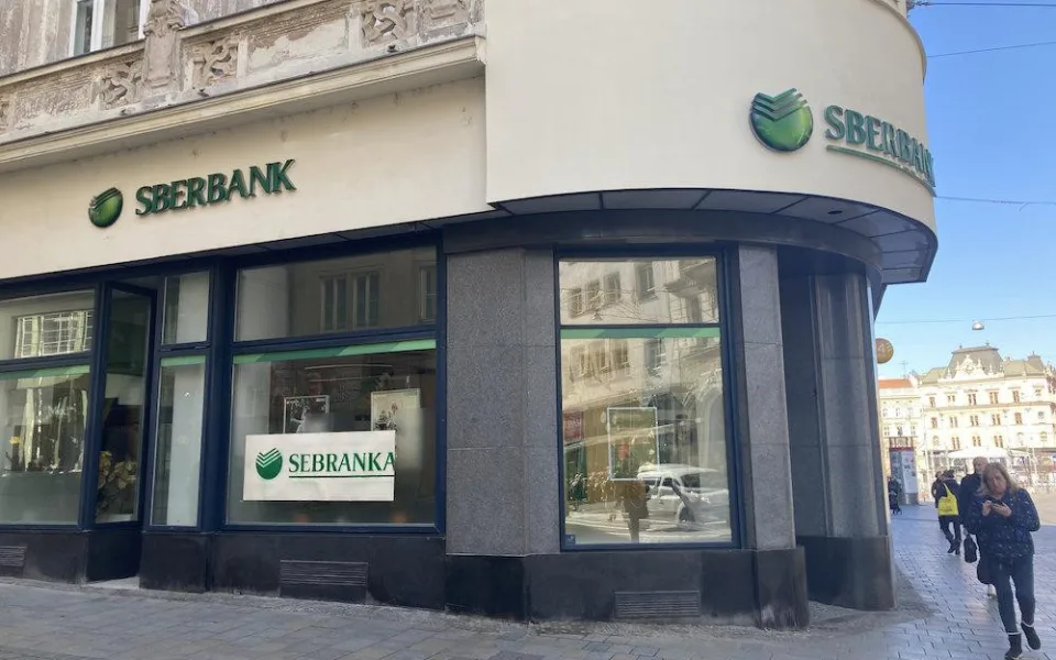 Aktivisté v Brně přejmenovali Sberbank. Vadí jim napojení banky na Rusko