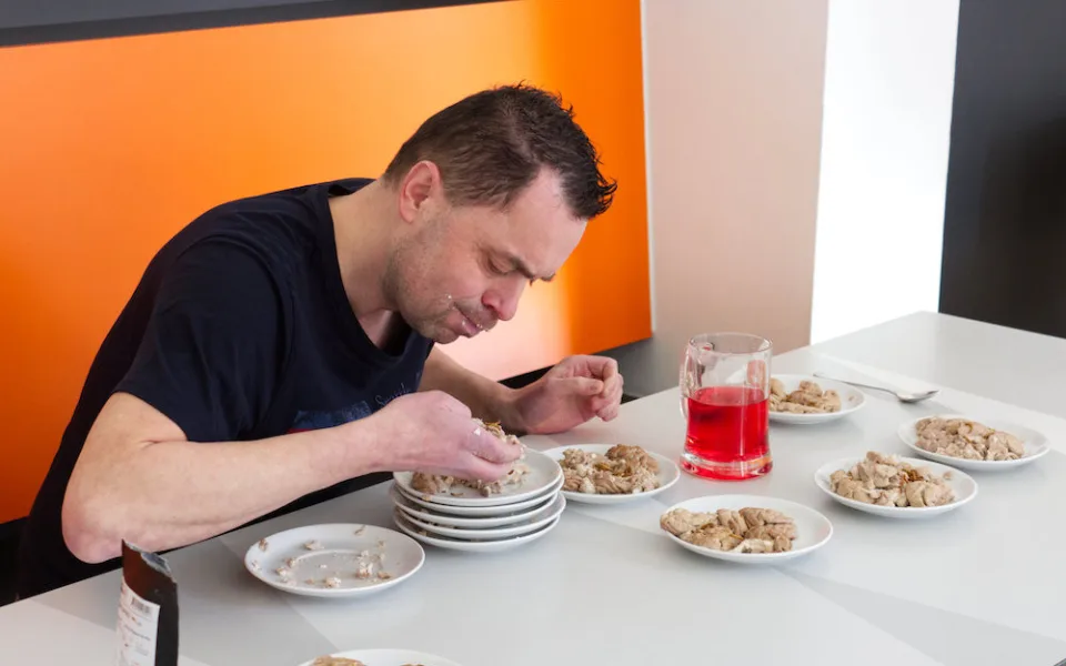Rekordman v Brně spořádal za pět minut čtyřicet prasečích mozků