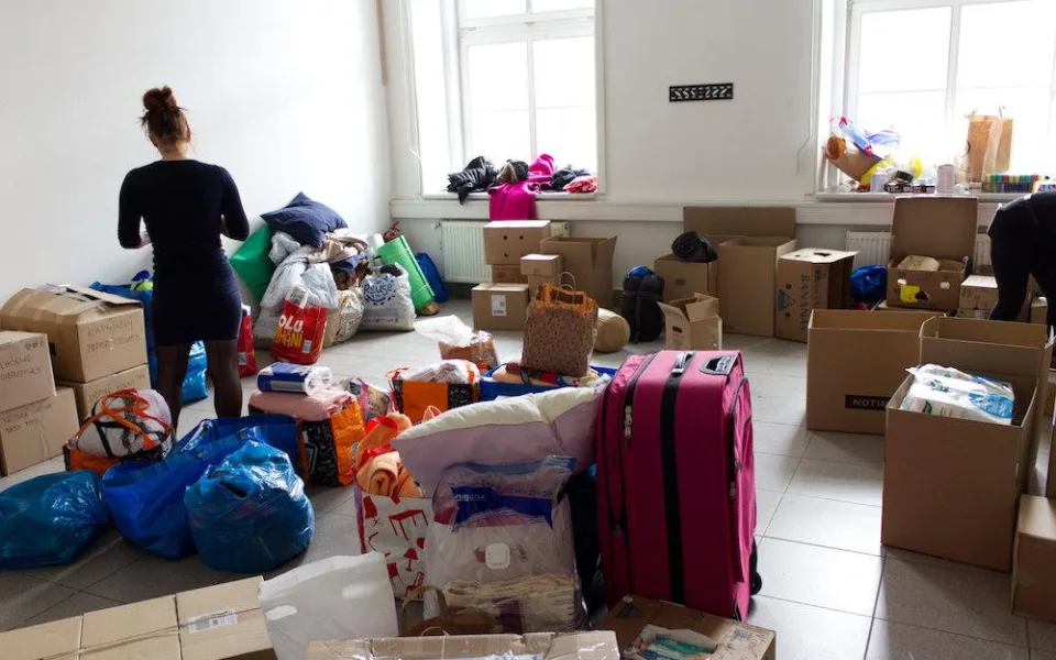 Plyšáci i hygienické potřeby. Brňané plní sběrná místa věcmi pro ukrajinské rodiny