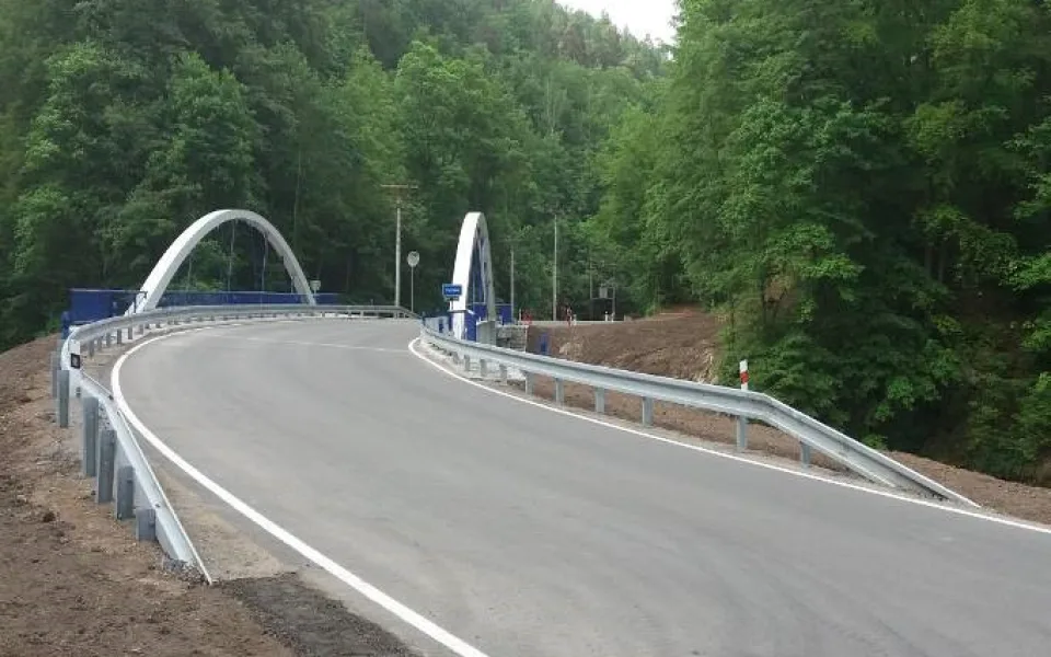 Mezi Bílovicemi a Adamovem dosloužila silnice. Nevydržela nápor vlakové výluky
