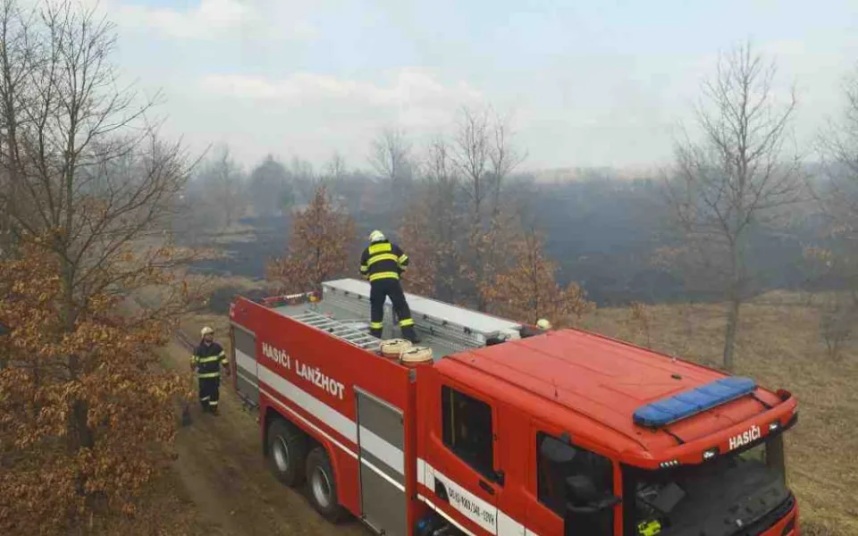 Jihomoravští hasiči bojovali s hořící trávou. Plameny zasáhly tři hektary louky