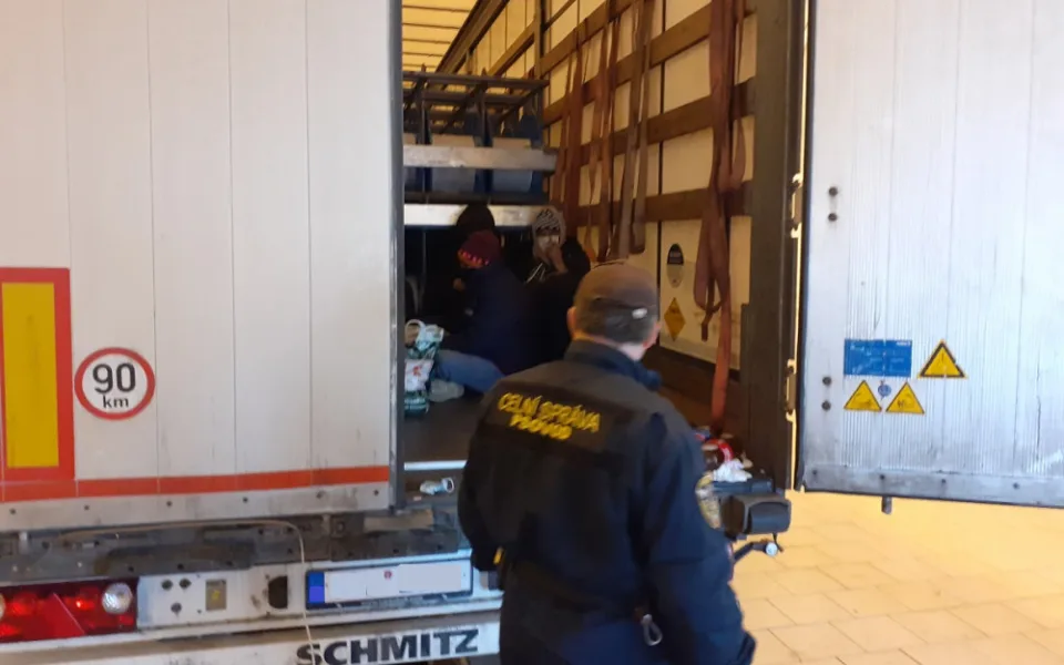 Policisté vyvedli z kamionu na jižní Moravě sedm migrantů