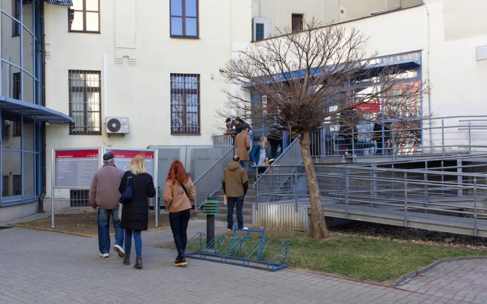 Lidé stojí před magistrátem v Brně hodinové fronty na pas