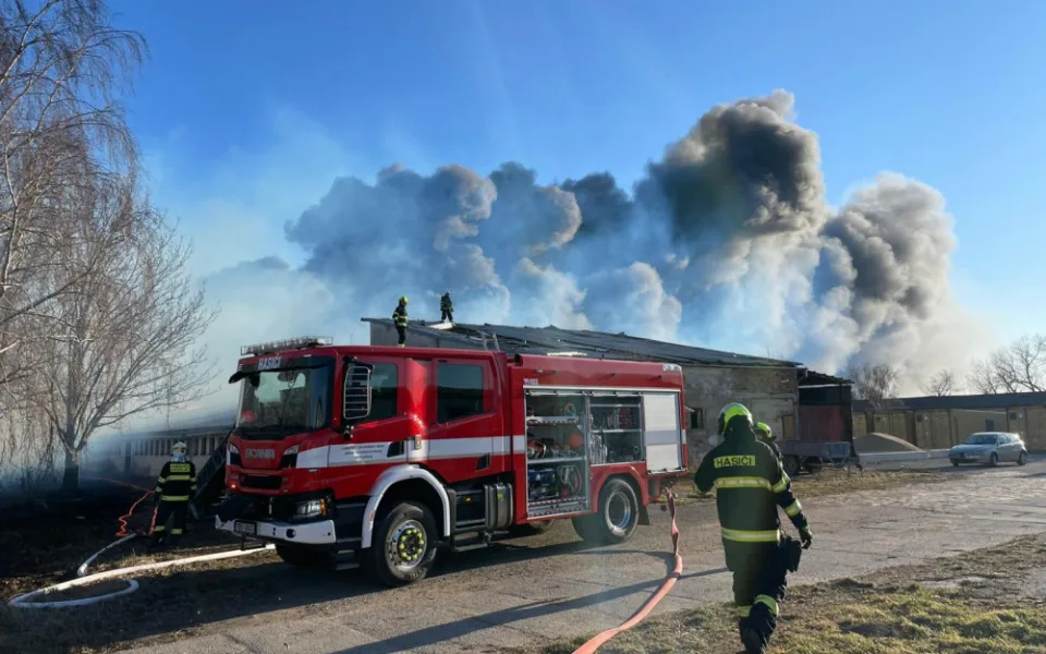 Na Brněnsku shořel bývalý vepřín. Uhasit požár trvalo přes čtyři hodiny