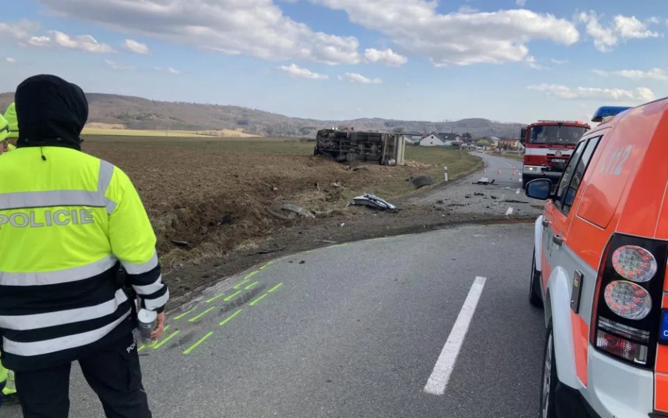 Při tragické nehodě na Brněnsku zemřeli dva lidé. Policie hledá svědky