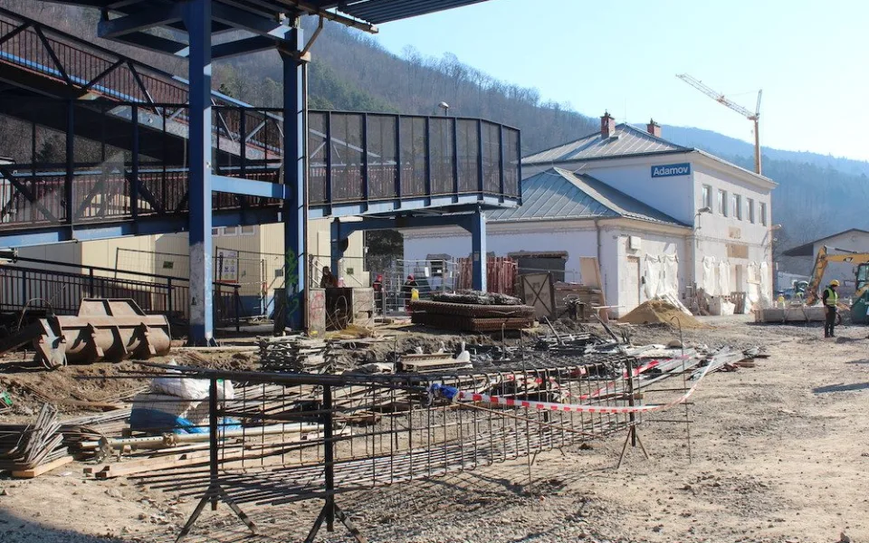 Mezi Brnem a Blanskem se letos rozjedou vlaky, slibují železničáři
