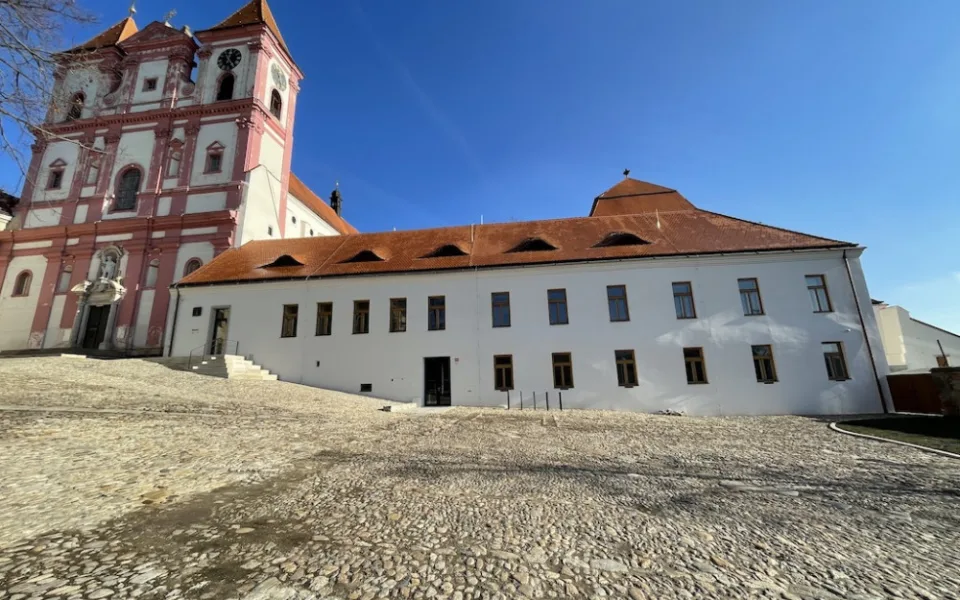 nově rekonstruovaná budova staré školy v Louckém klášteře soutěží v kategorii velké stavby v soutěži Nejlépe opravená kulturní památka Jihomoravského kraje 2021. Do s