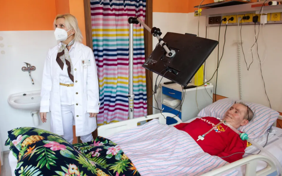 Ochrnul a hýbe jen očima. Pacientům na přístrojích pomáhají v brněnské nemocnici