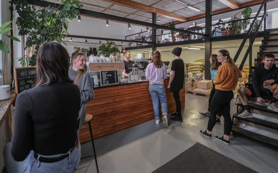 Jsme kávoví holisti. Důležitá je pro nás při výběru hlavně chuť, říkají majitelé qb coffee roasters
