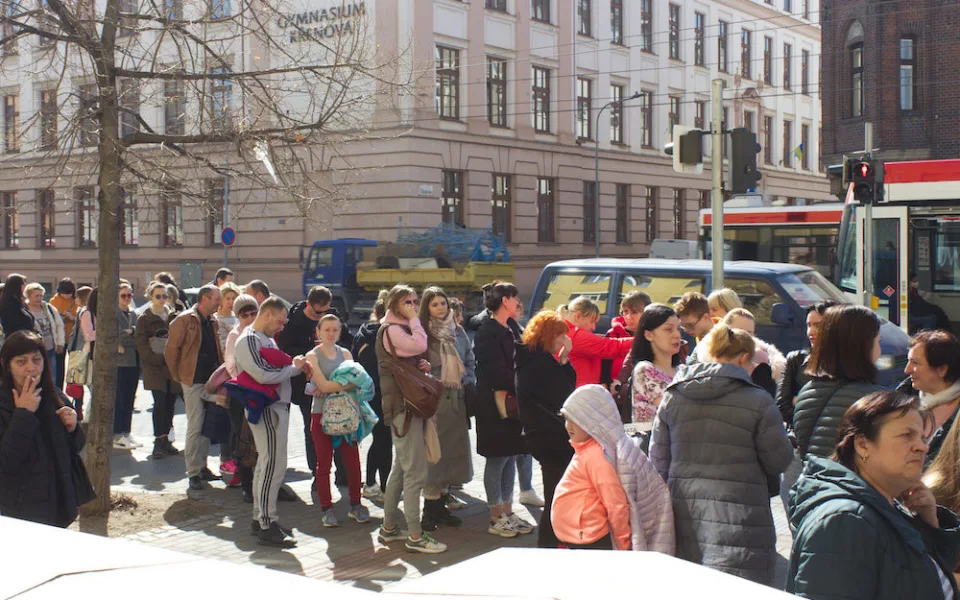 V Brně čekají Ukrajinci před pracákem několikahodinové fronty na státní příspěvky