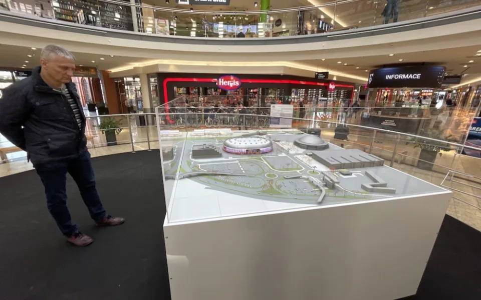 V Brně je dominantou obchoďáku 3D model hokejové haly