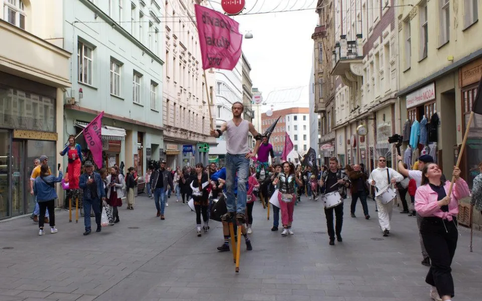Pestrý průvod herců odstartoval divadelní festival v Brně
